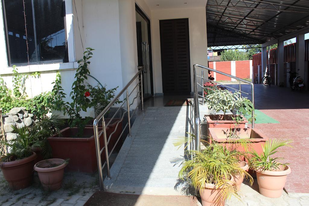 Отель Dibrugarh Club House Экстерьер фото