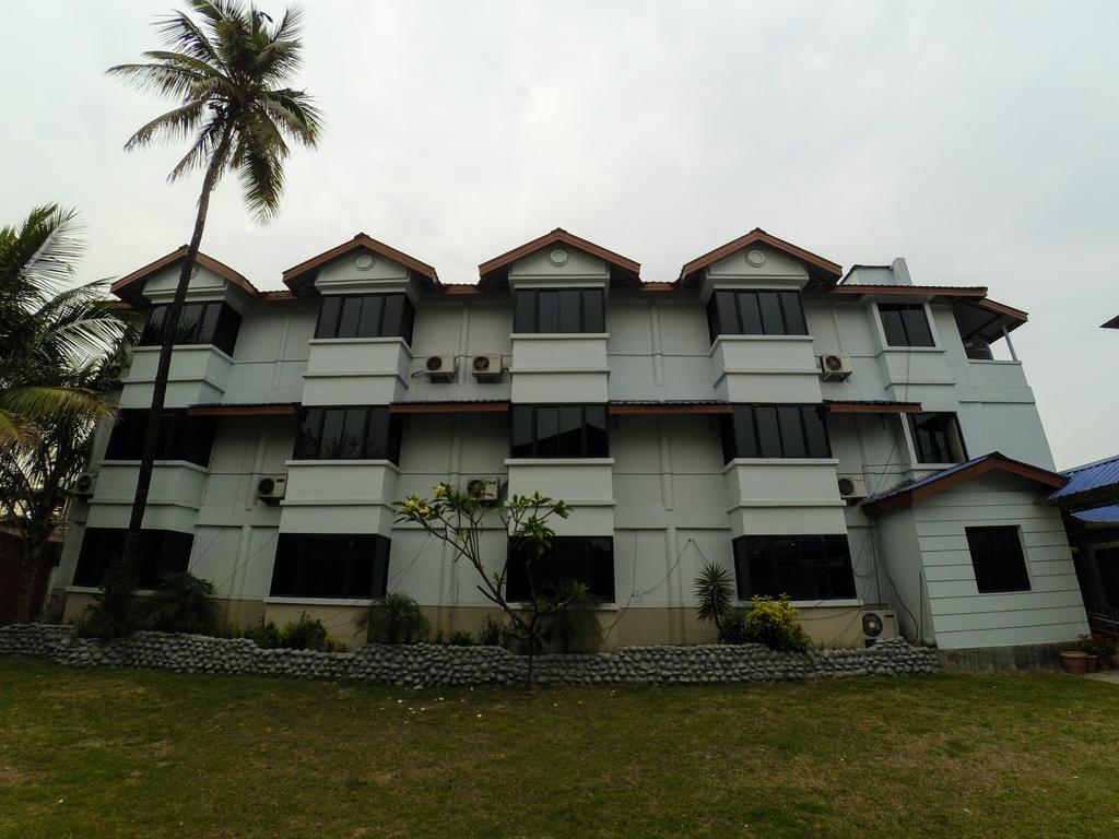 Отель Dibrugarh Club House Экстерьер фото
